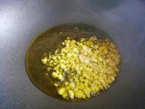 锅中热油大蒜爆香。