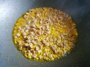 倒入牛肉翻炒至变色。