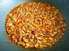 小火煮5分钟至汤汁浓稠即可。