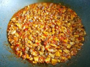 小火煮5分钟至汤汁浓稠即可。