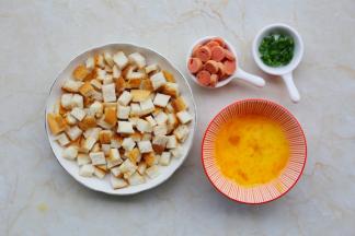 吐司切小丁，火腿切圈，鸡蛋加点盐打散备用，葱洗净切末。