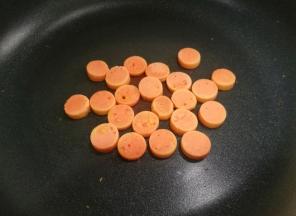 平底锅下火腿炒一下盛出。