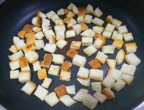 放入吐司炒至变硬。