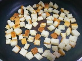 放入吐司炒至变硬。