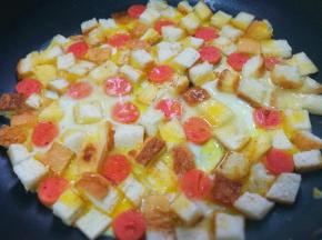 慢慢淋入蛋液，快速轻晃几下盖上锅盖，焖到蛋液变熟。