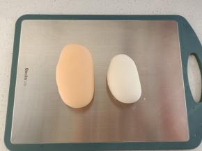 首先准备一个超级无敌光滑的橙色面团和一个白色面团