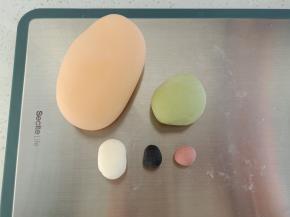 将白色面团分出38克绿色面团 和各5克左右的黑色，红色面团（我的白面团揉的有点多）