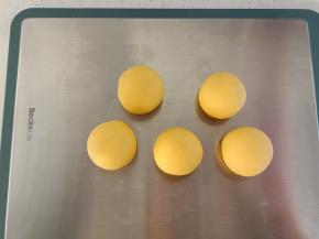 橙色面团平均分成5份   揉圆