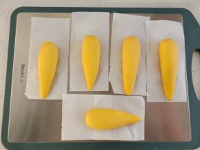 分别搓成大水滴状