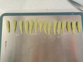 绿色面团分成15份，同样搓成水滴状