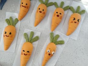 用红色和黑色面团做一些可爱的表情，小毛刷粘一些红曲粉刷上腮红