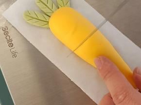 用刀背在胡萝卜上压出纹路，这样更显逼真。（这一步可以在第4步时就做好）