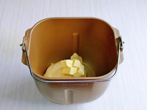 第一次揉面结束后加入室温软化的黄油，继续揉面，揉至不容易的手套膜即可。