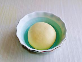 取出揉好的面团，揉圆放入器具中，进行二次发酵， 注意保持面团的湿度，发酵至原来的2-2.5倍大即可。