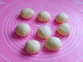 取出发酵好的面团，分成8等份，盖上保鲜膜松弛10分钟。