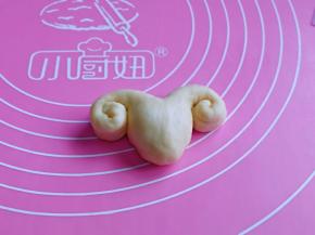 把两条分别卷起来就可以啦～依次做完。