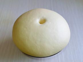 发酵好的面团是原来的2倍大，手摁一下不回缩，不反弹即为发酵完成。