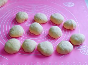 发酵好的面团分成12等份，盖上保鲜膜松弛10分钟。