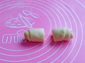 再将面卷从中间处切开，依次做完。