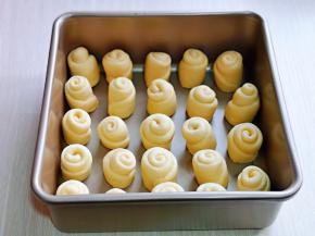 做好的面包卷，放在不粘烤盘中。并间隔距离，进入二次发酵，发酵至原来的1.5倍大即可。