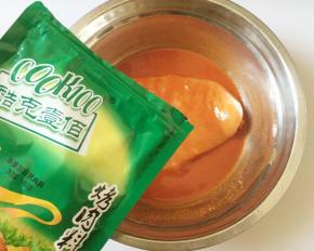 2 cook100新奥尔良烤肉料加清水拌均匀，腌制鸡胸肉