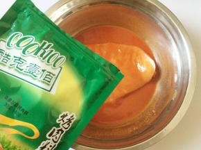 2 cook100新奥尔良烤肉料加清水拌均匀，腌制鸡胸肉