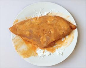 3 腌制好的鸡胸肉表面抹面粉