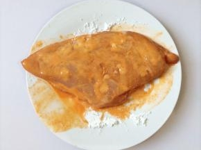 3 腌制好的鸡胸肉表面抹面粉