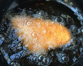 6 油温60°左右放入鸡排  ，炸至表面金黄即可，沥油切条