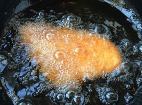 6 油温60°左右放入鸡排  ，炸至表面金黄即可，沥油切条