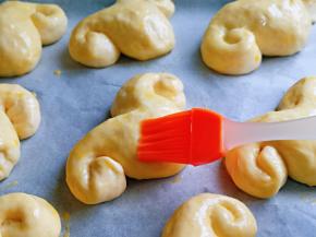 取出发酵好的面包胚，均匀刷上全蛋液。