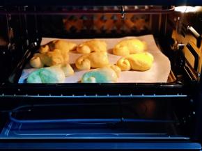 入烤箱中层，上下180度烤15-18分钟。(注意观察颜色，上色后加盖锡纸)