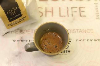 乌咖啡粉冲入沸水，拌匀放至温热。