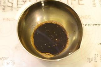 取90克的咖啡液加入玉米油，搅拌至乳化。