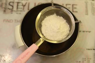 筛入低筋面粉。