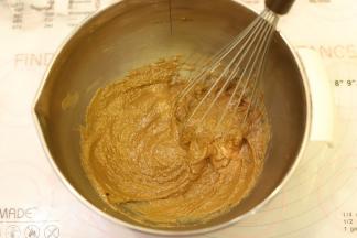 手动打蛋器“Z”字形拌至无干粉。