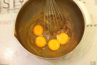 磕入蛋黄，拌成顺滑的蛋黄糊。
