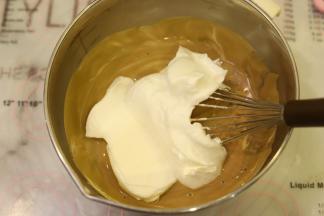 蛋黄糊分3次加入蛋清内，上下翻拌均匀。