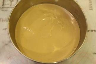 蛋糕卷的蛋糕糊比圆模的蛋糕糊稍稀一点哦！