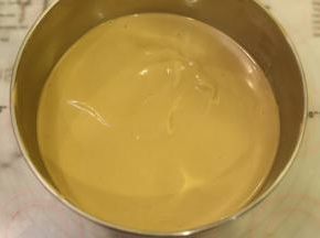 蛋糕卷的蛋糕糊比圆模的蛋糕糊稍稀一点哦！