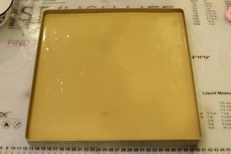 28方形烤盘抹少许的食用油，擦均，倒入蛋糕糊，表面抹平。