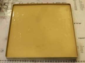 28方形烤盘抹少许的食用油，擦均，倒入蛋糕糊，表面抹平。