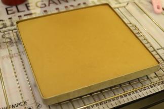 出炉轻震一下，盖上油纸。