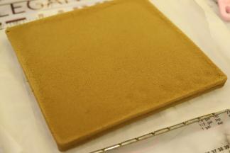 倒扣脱模，再盖上油纸。