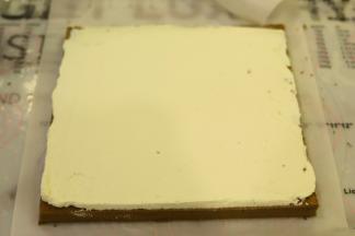 淡奶油加细砂糖打发至裱花状态，抹在蛋糕卷正面。