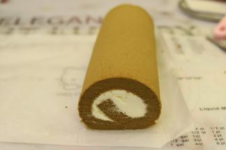 借助擀面杖卷好，冰箱冷藏定型。