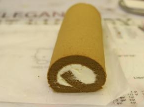 借助擀面杖卷好，冰箱冷藏定型。