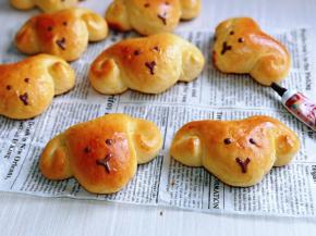 取出烤好的面包，晾有余温，用巧克力烘焙笔画上眼睛，嘴巴就可以啦！(如果没有烘焙笔的话，也可以将巧克力隔水融化，装入裱花袋中再使用，画好眼睛嘴巴后待巧克力干后再去触碰)