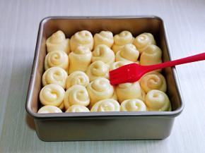 取出发酵好的面包胚，均匀呢刷上蜂蜜。