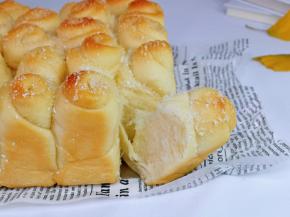 掰开一个，松软又拉丝。